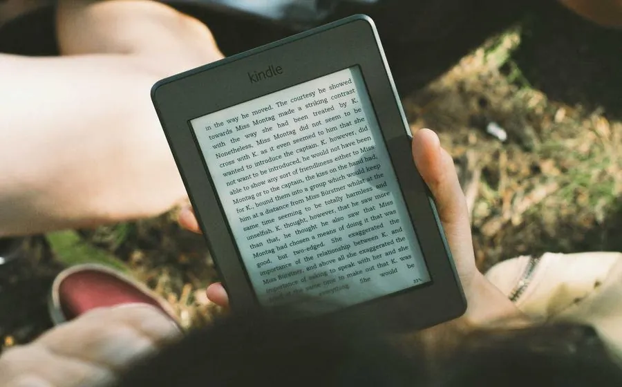 Электронная книга в руках
